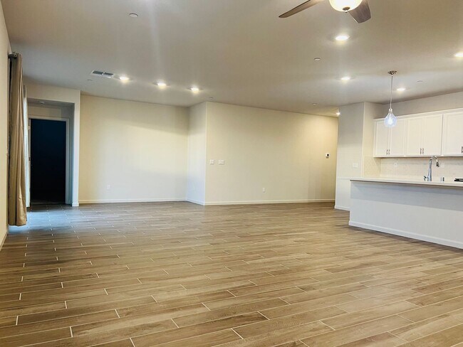 Building Photo - Beautiful 4 bed/2 bath Meritage Home in El...