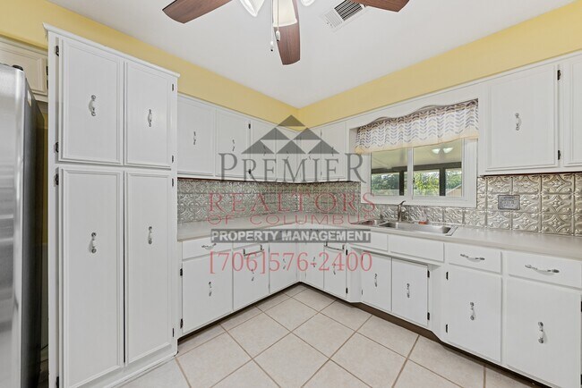 Building Photo - 5100 Sequoia Dr