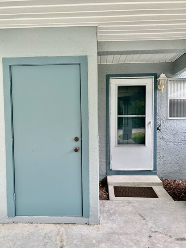 Building Photo - Beautiful Waterfront 2/2 Furnished Home Available April 2024