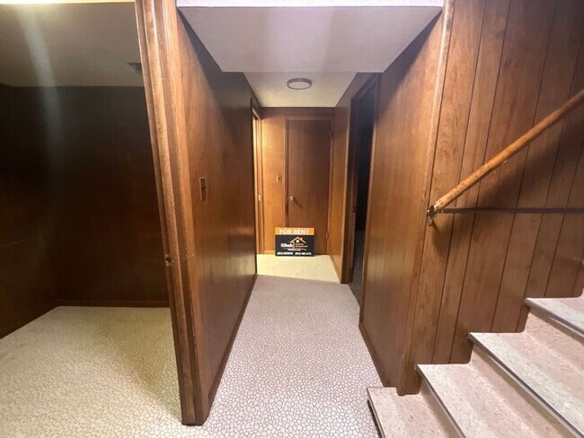 Building Photo - 4 bdrm 3 bth plus a Den/office Home 2 Car ...