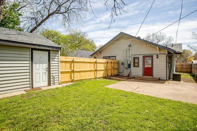 Building Photo - Well Maintained 3 Bed, 2 Bath in Establish...