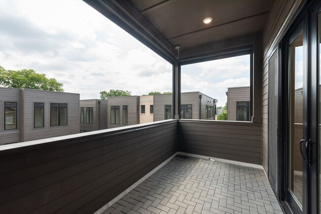 Building Photo - Stunning End Unit Townhome in Salemtown