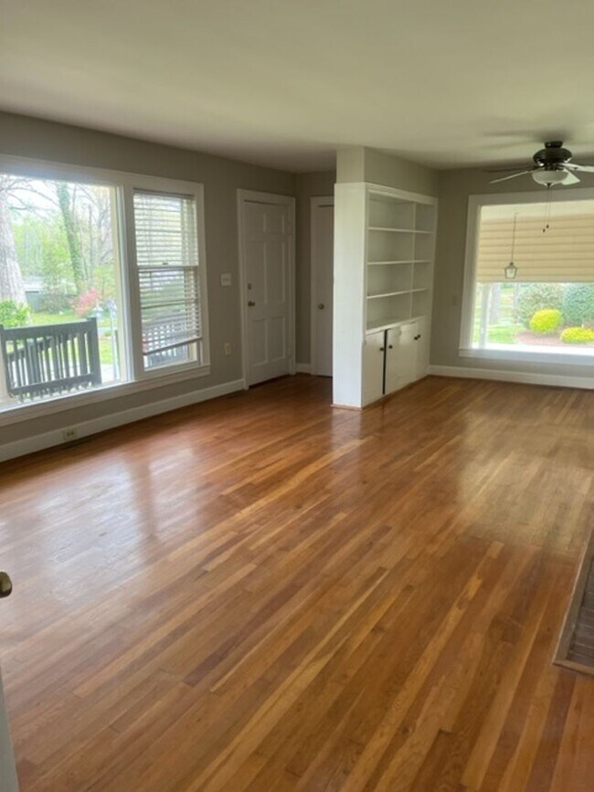 Building Photo - AVAILABLE NOW! Open house 10/20/2025 from ...