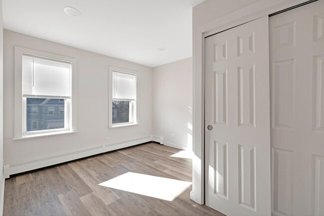 Building Photo - 561 Broad St