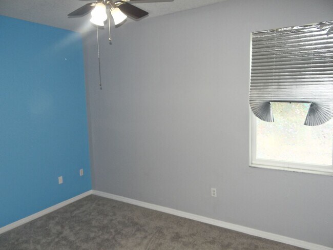 Building Photo - 2 bed/2.5 bath townhouse - 50% off 1st mon...