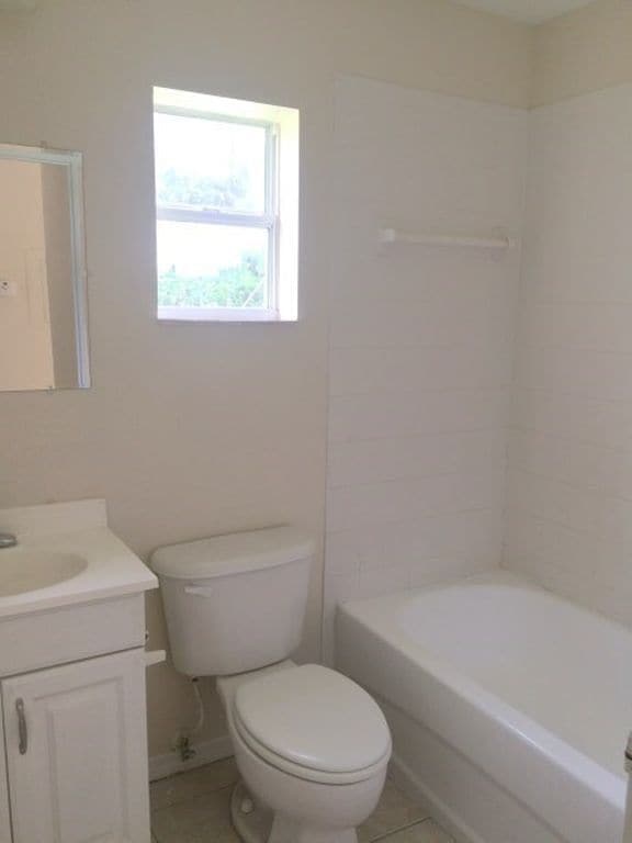 Building Photo - Conveniently Located 3BR/1BA Dade City Triplex NO APPLICATION FEE!