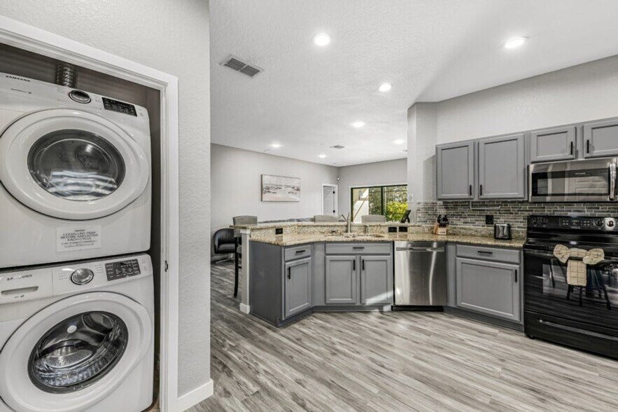 Building Photo - 16716 Lazy Breeze Loop