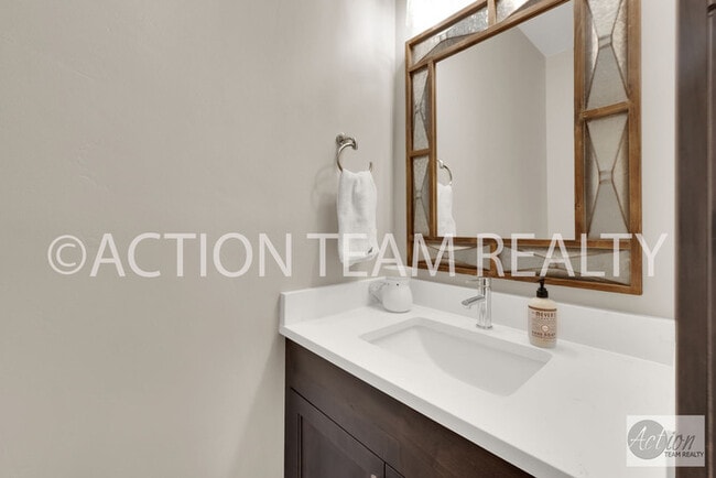 Building Photo - Beautiful Townhome in Huntsville