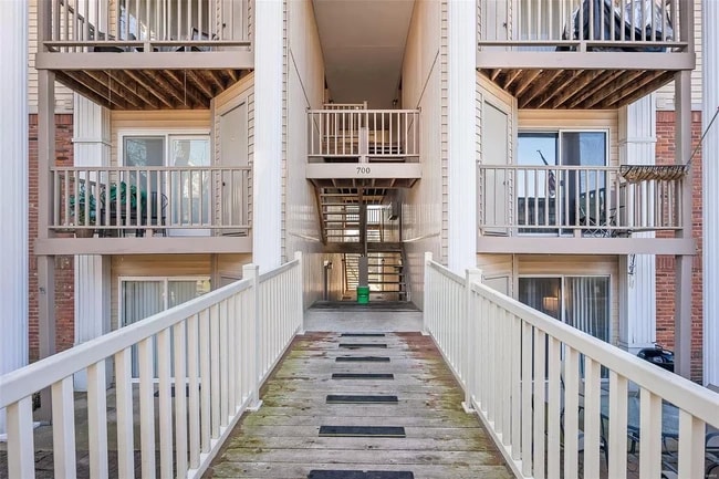 Primary Photo - 700 Ridgeside Dr