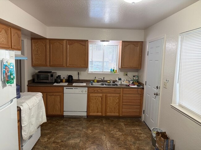 Building Photo - Large 4 bedroom cabin with fireplace