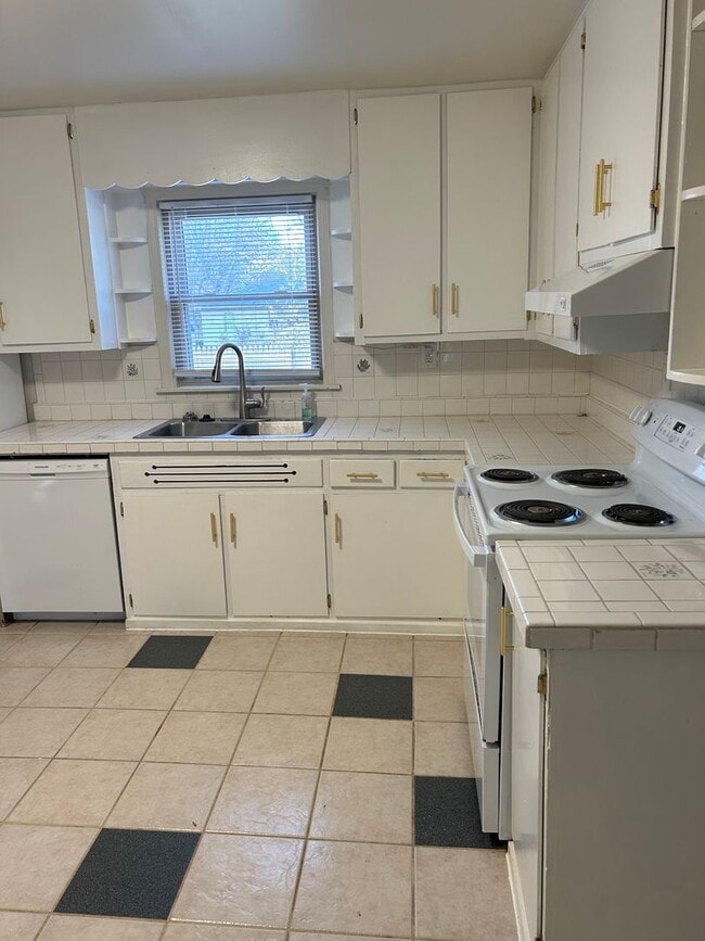 Building Photo - 3 Bedroom 2 Full Bath Home