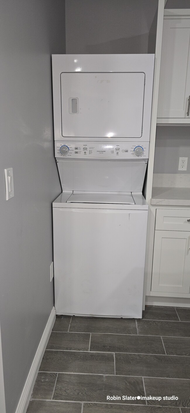 Washer dryer tower - 4159 La Salle Ave