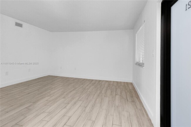 Building Photo - 810 Salzedo St