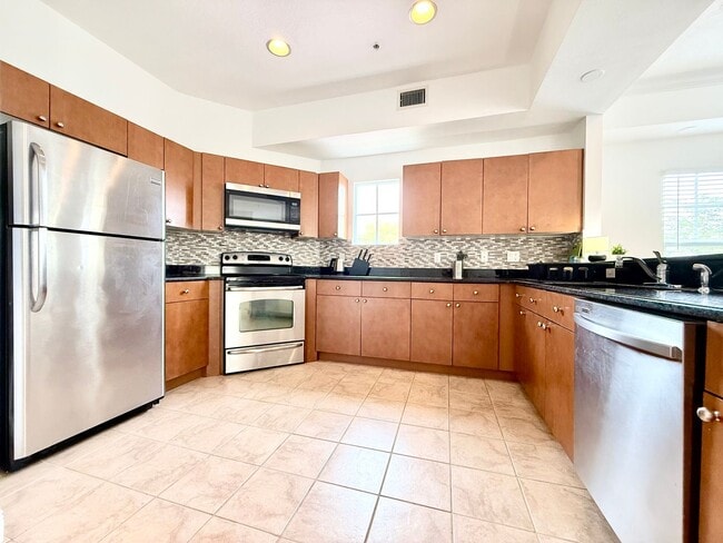 Building Photo - Perfect balance of space, style & easy living - 2Bedrooms 2.5Bath in Clearwater!