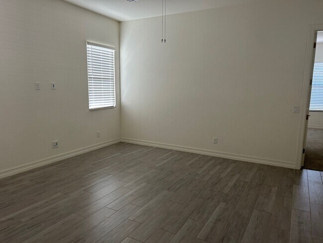 Building Photo - Beautiful home with generation suite in gated community