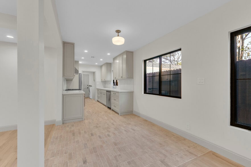 Kitchen - 4316 Bellaire Ave