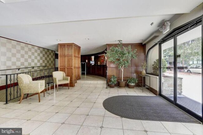 Building Photo - 922 24th St NW