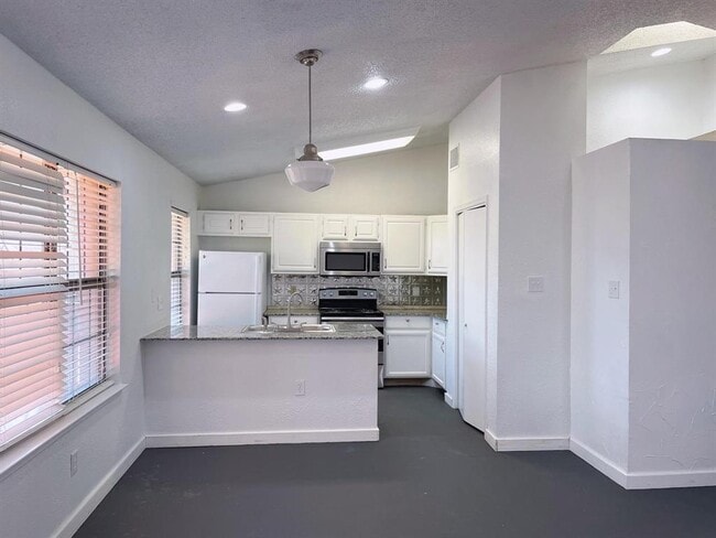 Building Photo - 21107 Highland Lake Dr