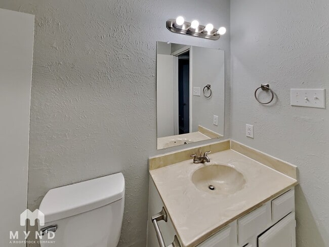 Building Photo - 717 Timberoaks Dr