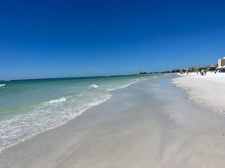 Building Photo - 1055 W Peppertree Dr