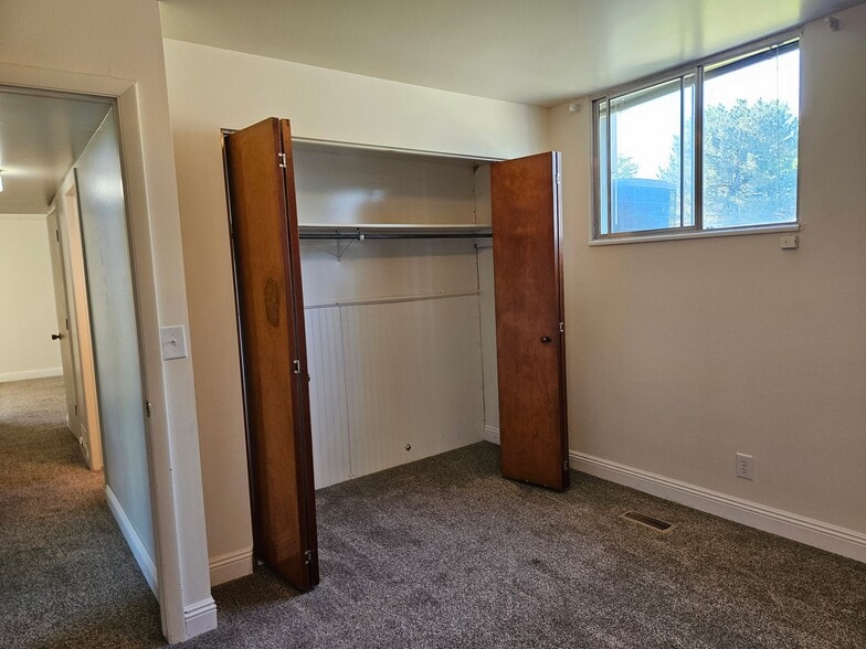 Building Photo - 351 W 200 S