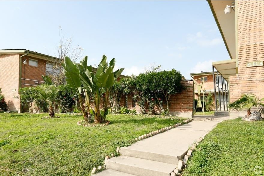 building - 3834 Glen Arbor Dr