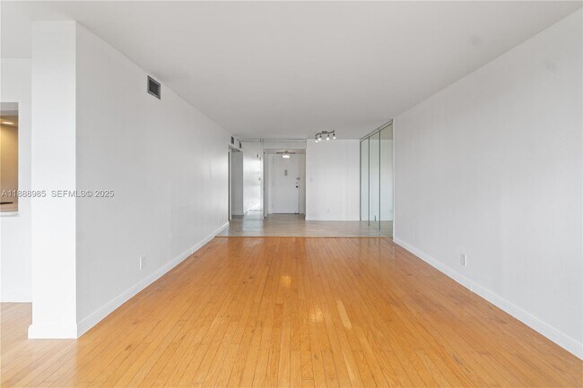 Building Photo - 800 Parkview Dr