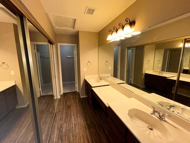 Building Photo - 521 E Kristal Way