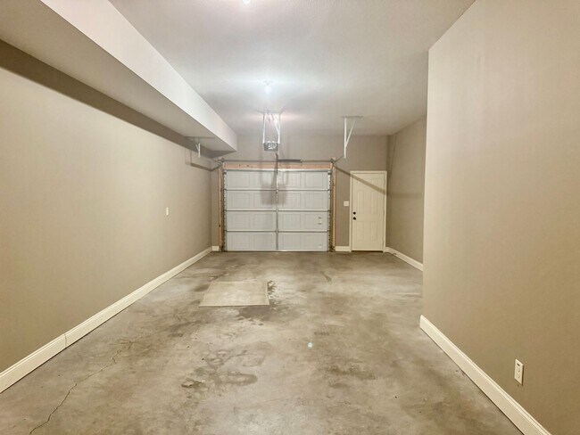 Building Photo - Luxury Townhouse! 2 Bed/2.5 Bath, 1 Car ga...