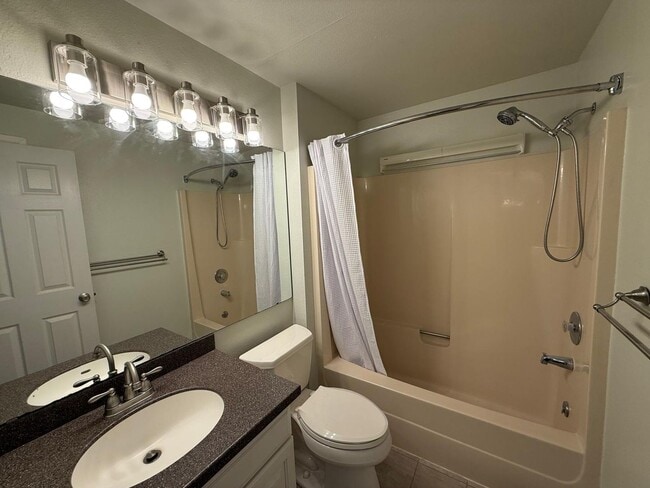 Building Photo - Two Bedroom Two Bathroom In Mountlake Terrace