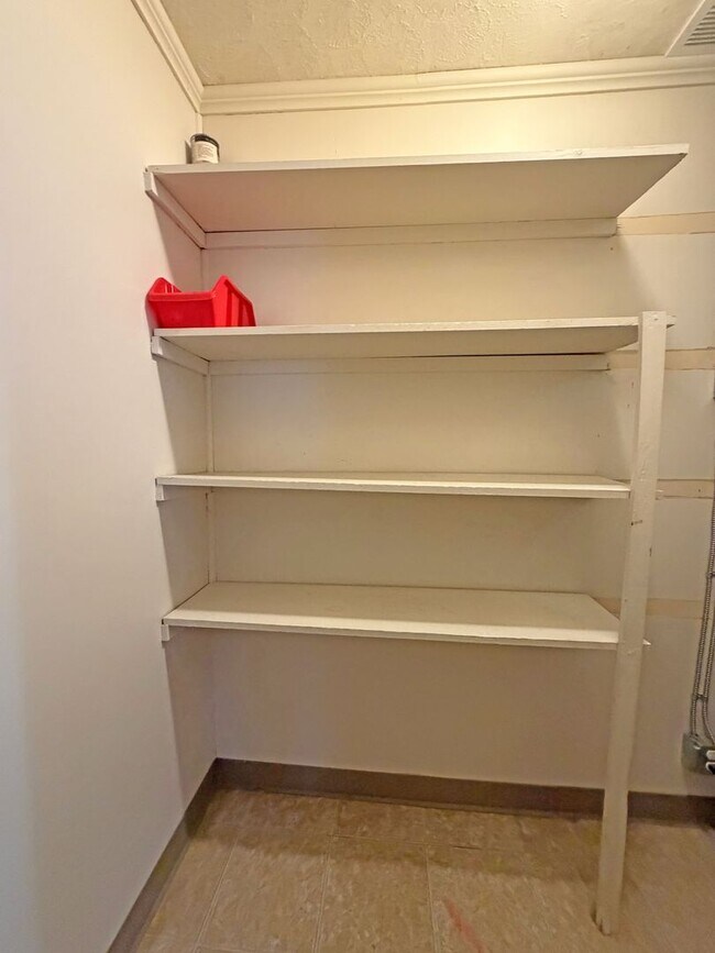 Building Photo - Gorgeous Well Kept Home Near Mercy & Bass Pro!