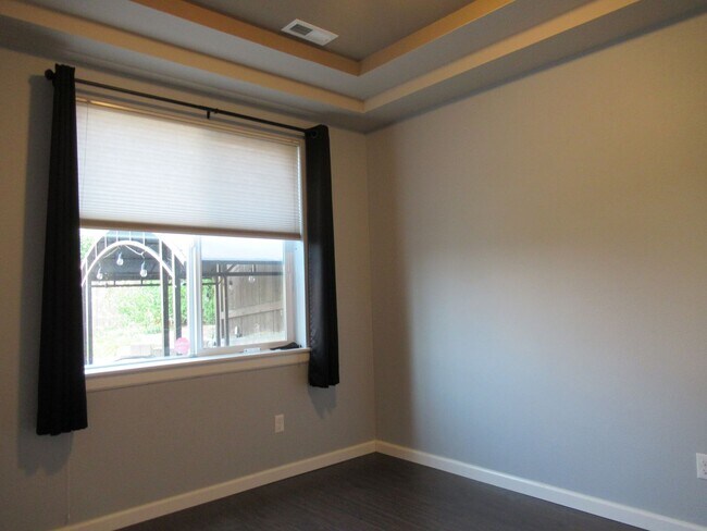Building Photo - Gorgeous 5 bedroom 2.5 bath home in Lakeland Hills