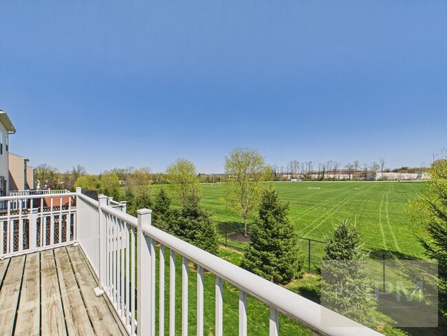 Building Photo - Beautiful 4 Bedroom, 2.5 Bath Townhome in Regents Glen!