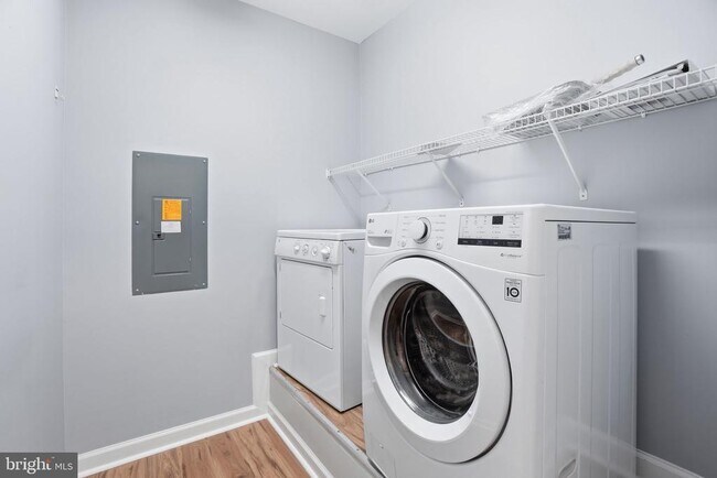 Building Photo - 7871 Rolling Woods Ct