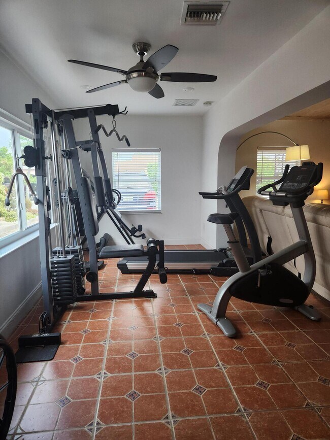 Building Photo - 1219 N M St