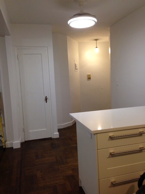 FOYER - 208 E 28th St