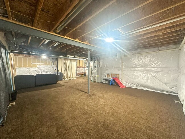 Building Photo - This 4bd home is waiting for you!