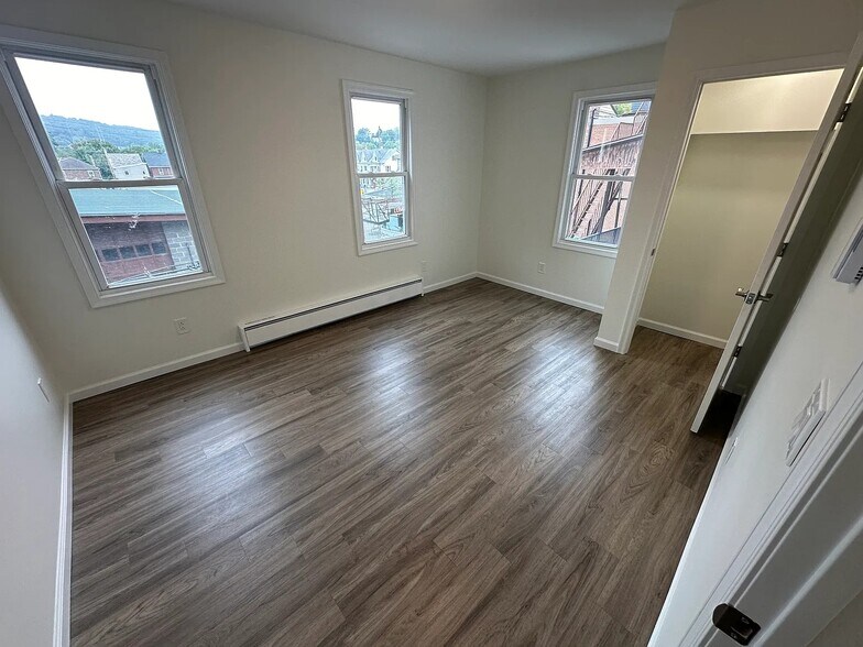 Building Photo - 106 Saint John St