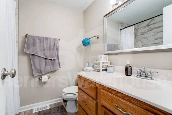 Building Photo - 2 Bed 1.5 Bath End Unit Townhome