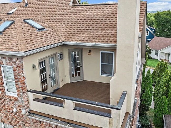 Building Photo - Perfect Brownstone in Sylvan Park near Wes...