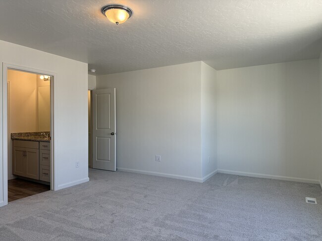 Building Photo - 203 E Arcade Dr