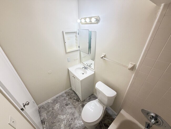 Building Photo - PRICE DROP! Orlando: 2BD/ 2BA - A Bright, Comfortable Home Designed for Everyday Living! WASHER &...