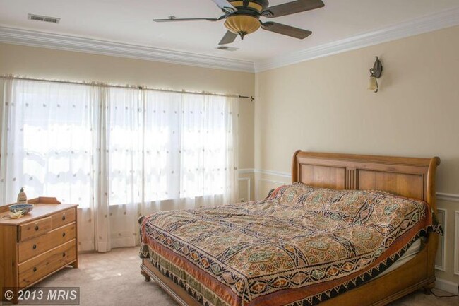 Building Photo - Beautiful 3 BR, 2 FB+2HB townhouse in King...