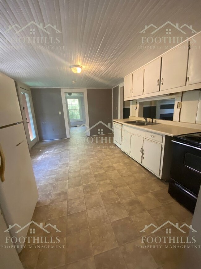 Building Photo - 3-Bedroom Duplex with Appliances Included ...