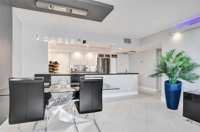 Building Photo - 1150 Hillsboro Mile Unit 1016