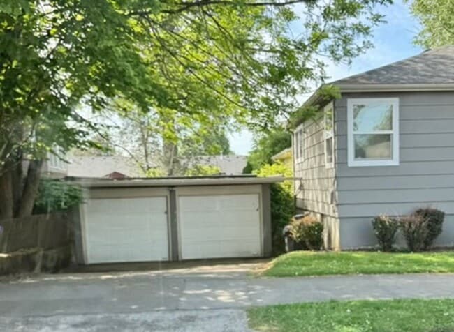 Building Photo - Newly Updated 3 Bed, 1.5 Bath Duplex Unit with Garage in Lovely Inner SE