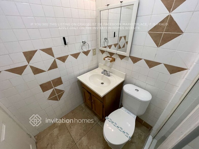 Building Photo - 260 E Plenty St