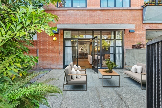 Building Photo - Elevate Your Living: Luxe 916 sq ft Studio in the Iconic Cable Building