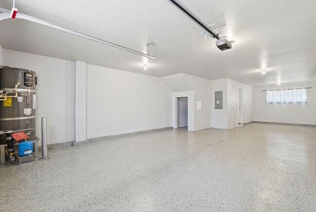 Building Photo - GORGEOUS Edmonds 2 Bedroom Primary Suites - Plus Flex Space
