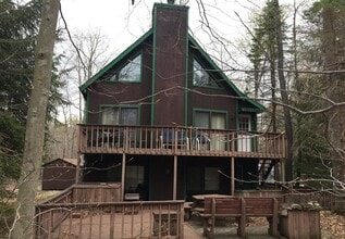 Building Photo - Charming 3BR House in Pocono Lake
